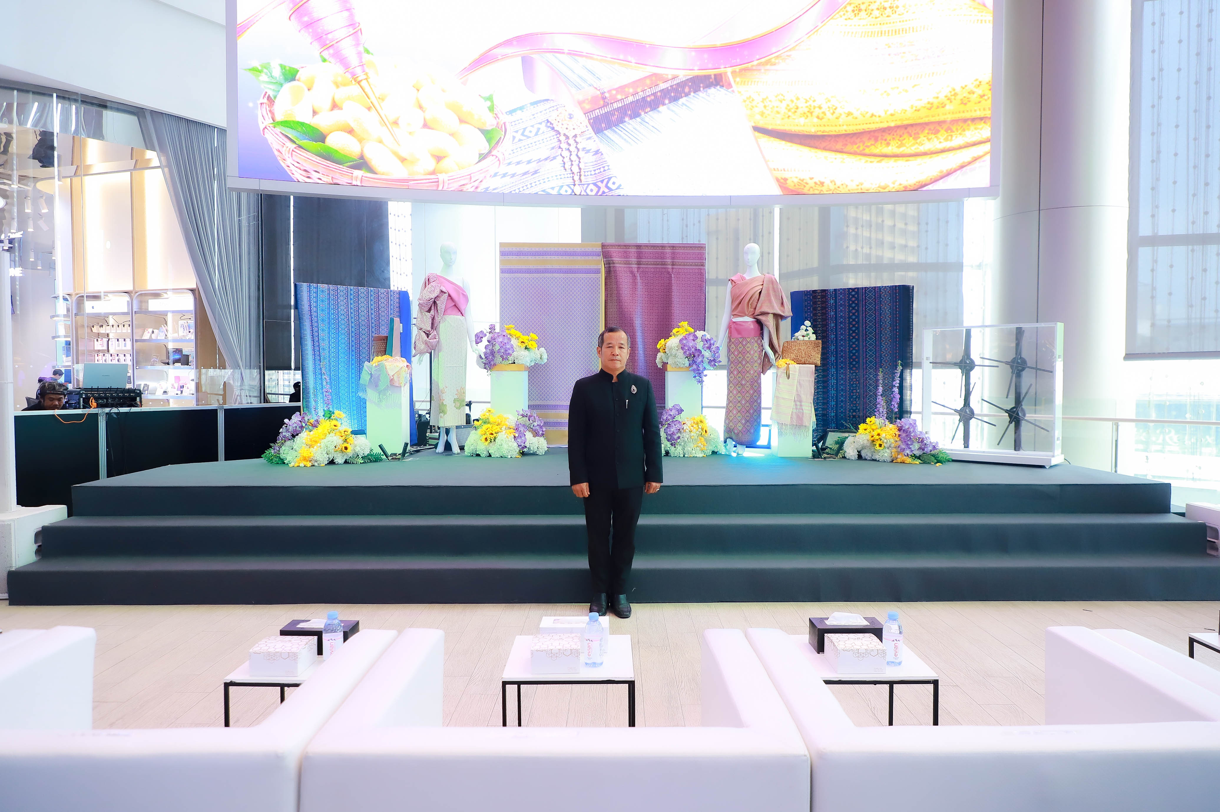 title - ผู้ตรวจราชการ ส.ป.ก. ร่วมพิธีเปิดงานหม่อนไหมสัญจร ณ กรุงเทพมหานครและจังหวัดนนทบุรี ครั้งที่ 3